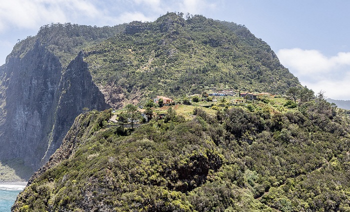 Blick vom Miradouro do Guindaste: Faial Santana (Madeira)