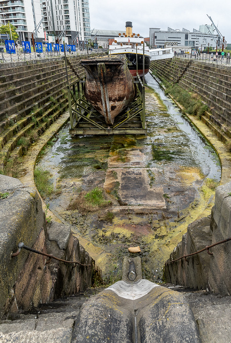 itanic Quarter: Hamilton Graving Dock mit dem Hamilton Dock Caisson und der SS Nomadic Belfast