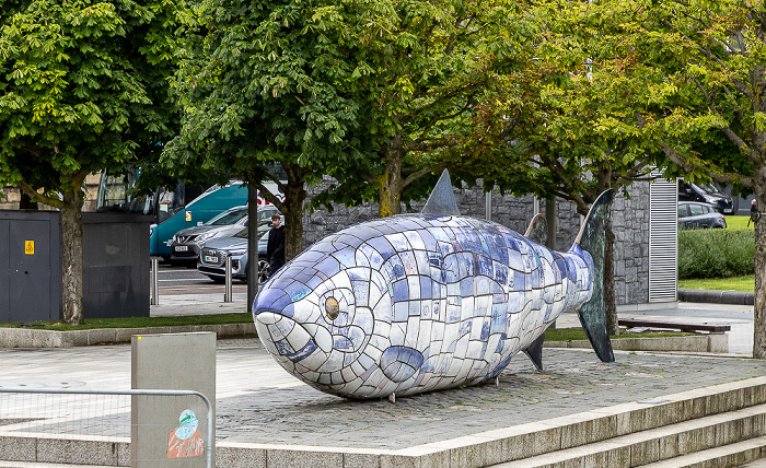 Blick von der Lagan Weir Footbridge: Skulptur The Big Fish Belfast