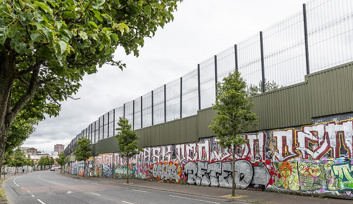 West Belfast: Peace Wall im Cupar Way - Street Art Belfast