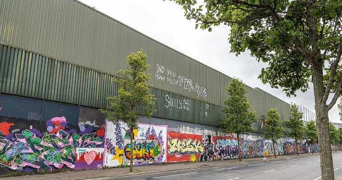 West Belfast: Peace Wall im Cupar Way - Street Art Belfast