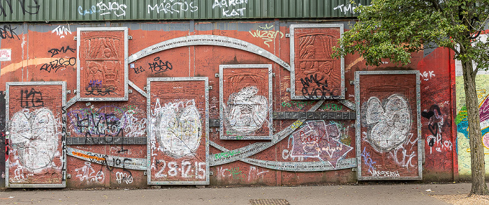 West Belfast: Peace Wall im Cupar Way - Street Art Belfast
