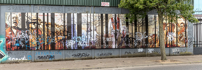West Belfast: Peace Wall im Cupar Way - Street Art Belfast