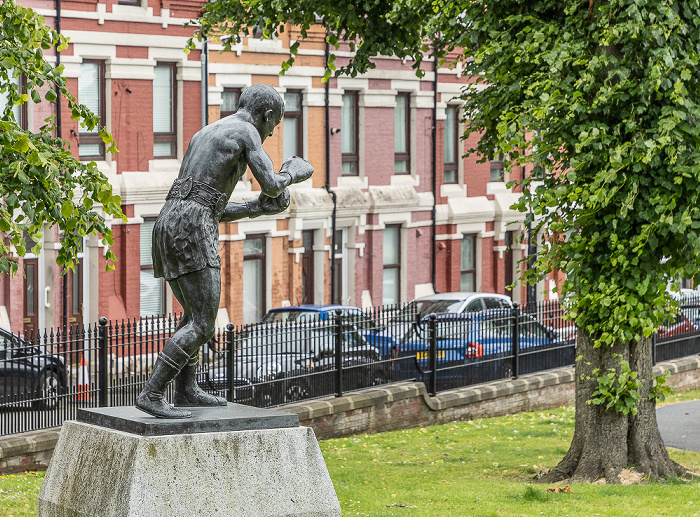 West Belfast: Dunville Park mit der John-Caldwell-Statue Belfast
