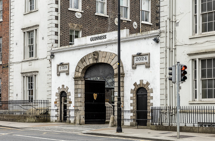 James's Street: Guinness Brewery mit dem Guinness Brewery Gate Dublin