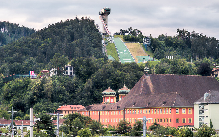 Blick von der Olympiabrücke: Bergisel mit der Bergisel-Sprungschanze Innsbruck