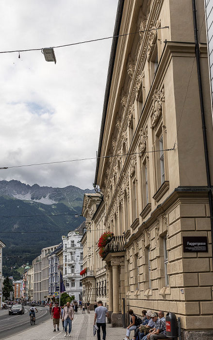 Maria-Theresien-Straße (v.r.): Palais Fugger-Taxis, Altes Landhaus (Tiroler Landtag) Innsbruck
