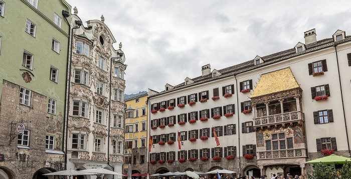 Herzog-Friedrich-Straße (v.l.): Metzgerei Handl Tyrol, Helblinghaus, Goldenes Dachl Innsbruck