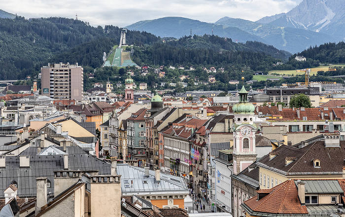 Blick vom Stadtturm: Maria-Theresien-Straße mit der Spitalskirche Innsbruck