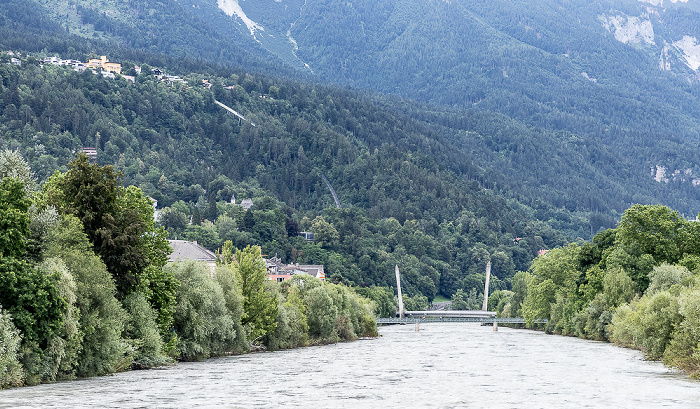 Blick von der Innbrücke: Inn mit dem Emile-Béthouart-Steg und der Neuen Brücke der Hungerburgbahn Innsbruck