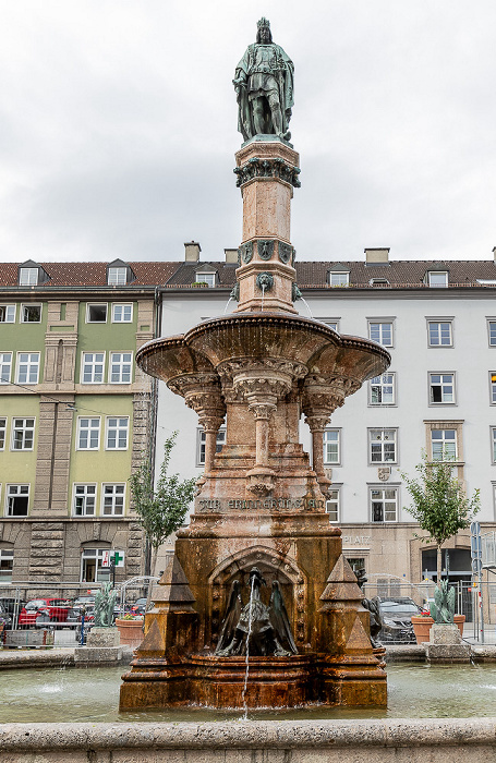 Bozner Platz: Rudolfsbrunnen Innsbruck