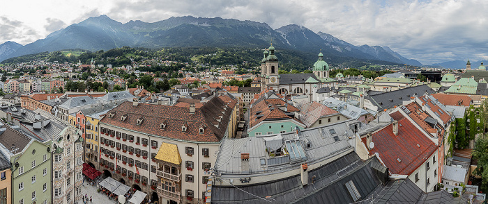Blick vom Stadtturm: Stadtzentrum (u.a. mit Goldenem Dachl und Dom zu St. Jakob), Inntalkette (Nordkette) Innsbruck