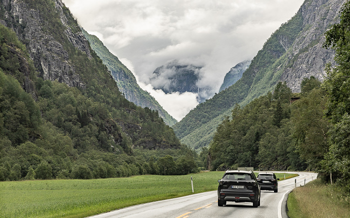 Nærøydalen mit der Europastraße E 16 (Nærøydalsvegen) Vestland