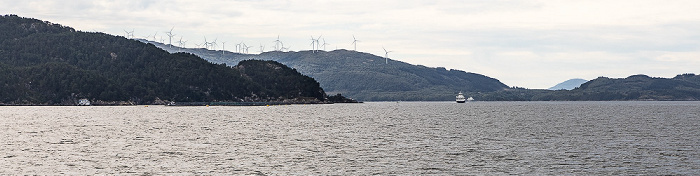 Reksteren (links), Stord mit Windkraftanlagen auf dem Handfjellet (460 m) Bjørnafjorden