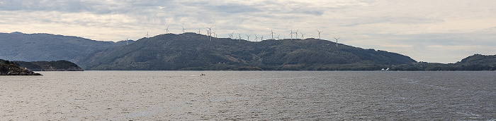 Stord mit Windkraftanlagen auf dem Handfjellet (460 m) Bjørnafjorden