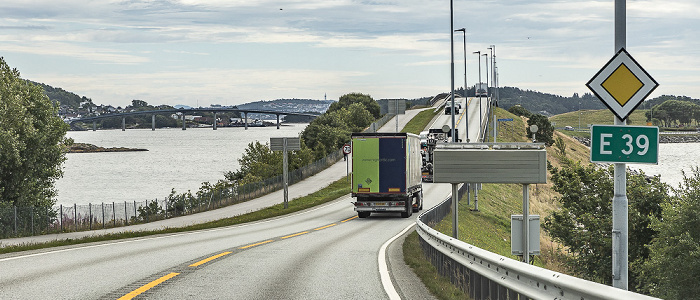 Europastraße E 39 mit der Askjesundbrua über den Askjesundet Mosterøy