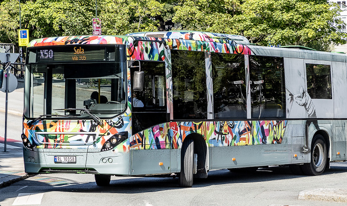 Olav Vs gate: Bus X50 mit Street Art Bemalung Stavanger