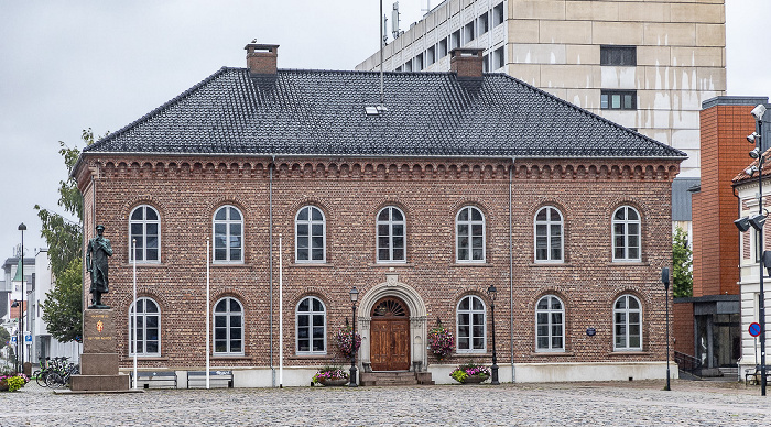 Øvre torv: Kristiansand rådhus Kristiansand