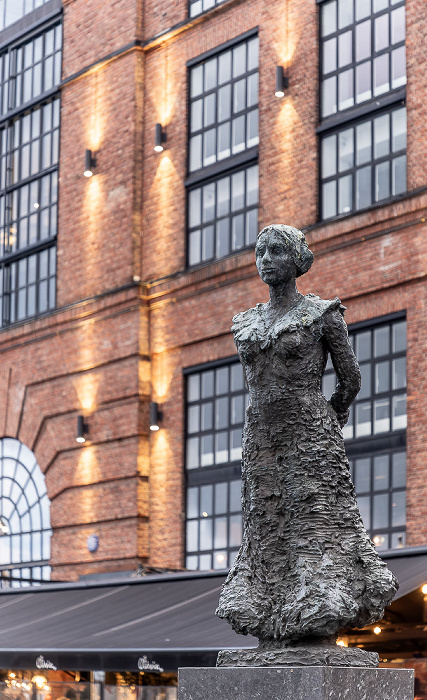 Aker brygge: Stranden (Havnepromenaden Fjordbyen Oslo) - Statue Aasta Hansteen Oslo