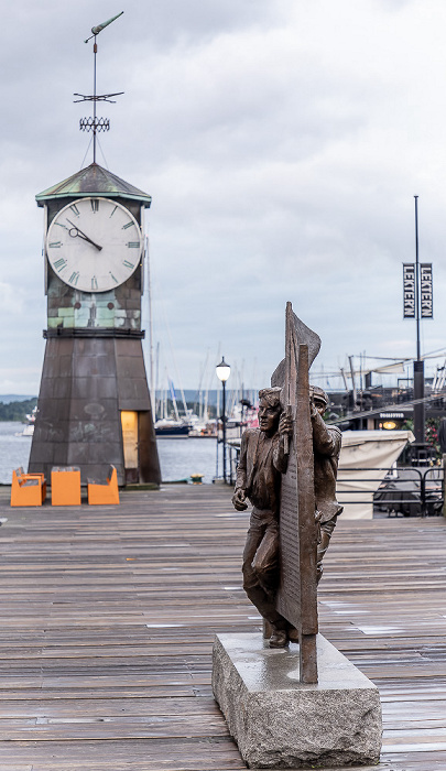Aker brygge: Stranden (Havnepromenaden Fjordbyen Oslo) - Skulptur Til minne om pelle-gruppa Oslo