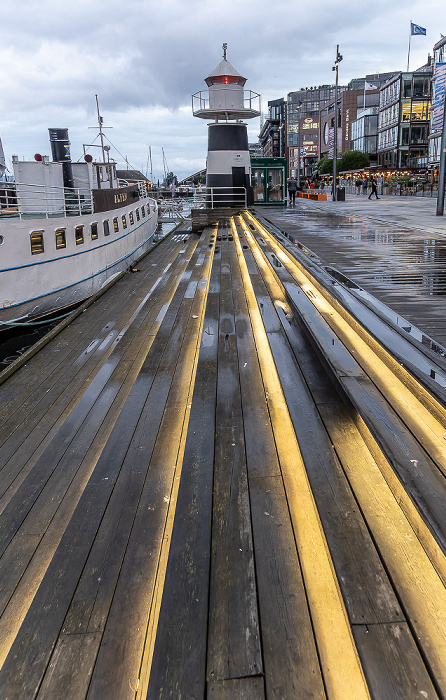 Aker brygge: Stranden (Havnepromenaden Fjordbyen Oslo) - Leuchtturm Oslo