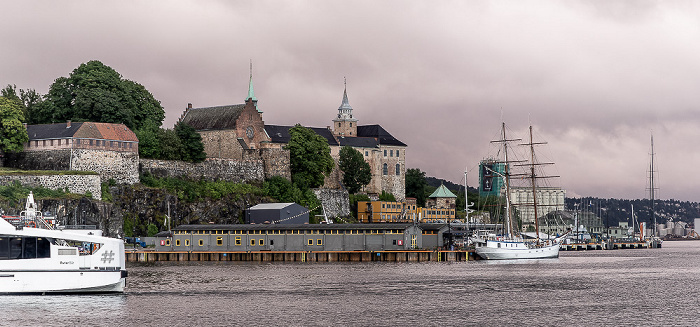 Blick von Stranden (Havnepromenaden Fjordbyen Oslo): Pipervika und Akershus festning Oslo