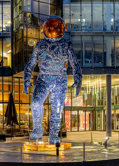 Aker brygge: Bryggetorget - Skulptur What's Next Oslo