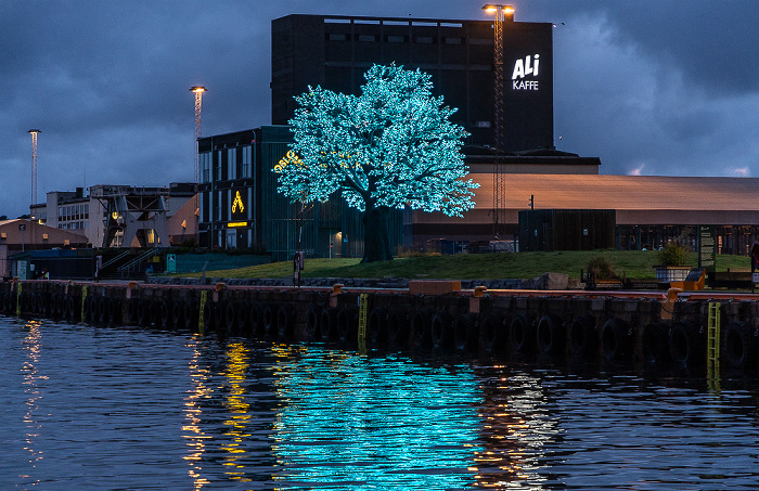 Filipstadkaia: Trettenparken mit dem Oslo Treet (Skulptur Oslo Baum) Oslo
