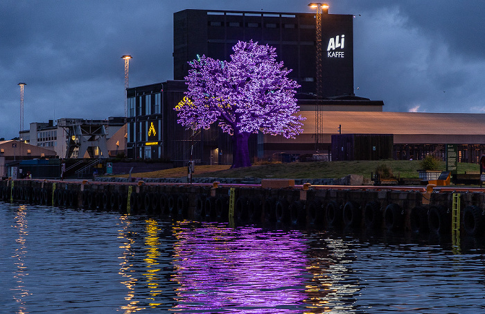 Filipstadkaia: Trettenparken mit dem Oslo Treet (Skulptur Oslo Baum) Oslo