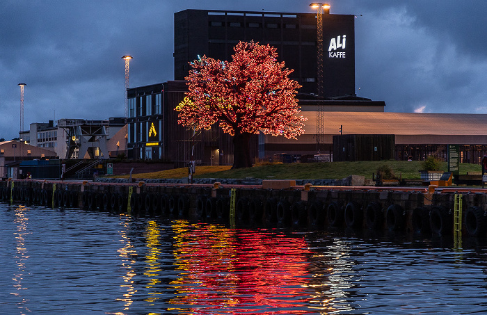 Filipstadkaia: Trettenparken mit dem Oslo Treet (Skulptur Oslo Baum) Oslo