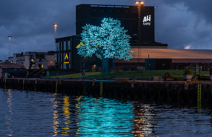 Filipstadkaia: Trettenparken mit dem Oslo Treet (Skulptur Oslo Baum) Oslo