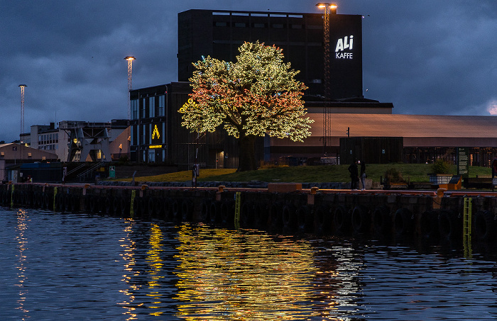 Filipstadkaia: Trettenparken mit dem Oslo Treet (Skulptur Oslo Baum) Oslo