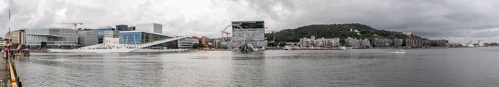 V.l.: Havnepromenaden, Deichman Hovedbiblioteket, Operahuset i Oslo (Opernhaus Oslo), Riesenrad, Munchmuseet, Bjørvika mit dem Kunstwerk She Lies, Sørengkaia Oslo