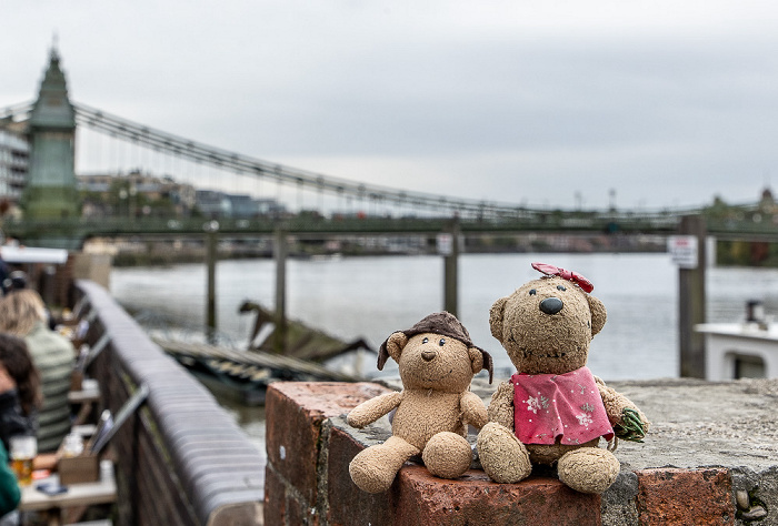 London Lower Mall: Ted und Teddine Hammersmith Bridge Themse
