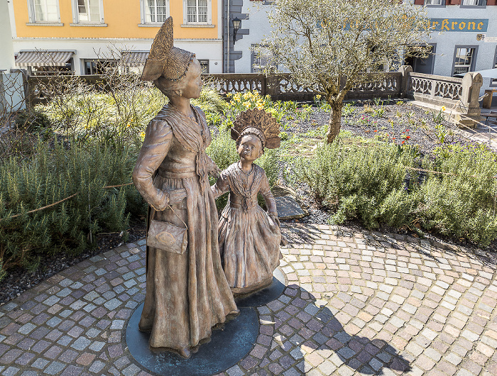 Münsterplatz: Bronzeskulpturen Überlingerinnen in Festtagstracht Überlingen