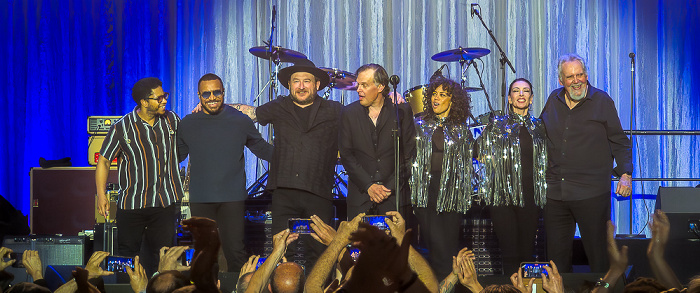 Olympiahalle: Joe Bonamassa München Lemar Carter (Drums), Calvin Turner (Bass), Josh Smith (Guitar), Joe Bonamassa (Guitar/Vocals), Jade MacRae (Vocals), Dannielle DeAndrea (Vocals), Reese Wynans (Keyboards)