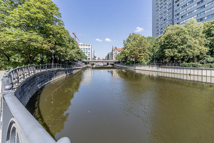 V.l.: Spittelmarkt, Spreekanal mit Neuer Gertraudenbrücke, Fischerinsel Berlin