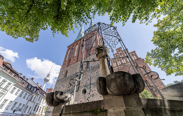 Nikolaiviertel: Nikolaikirchplatz mit Gründungsbrunnen, Nikolaikirche Berlin