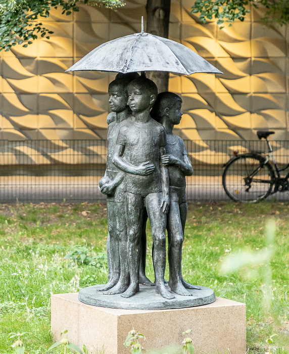 Marion-Gräfin-Dönhoff-Platz: Fünf-Kinder-Tröpfelbrunnen Berlin