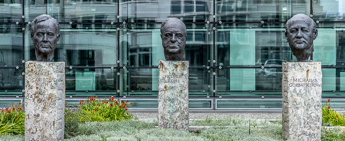 Rudi-Dutschke-Straße: Denkmal Väter der Einheit George Bush, Helmut Kohl und Michail S. Gorbatschow Berlin