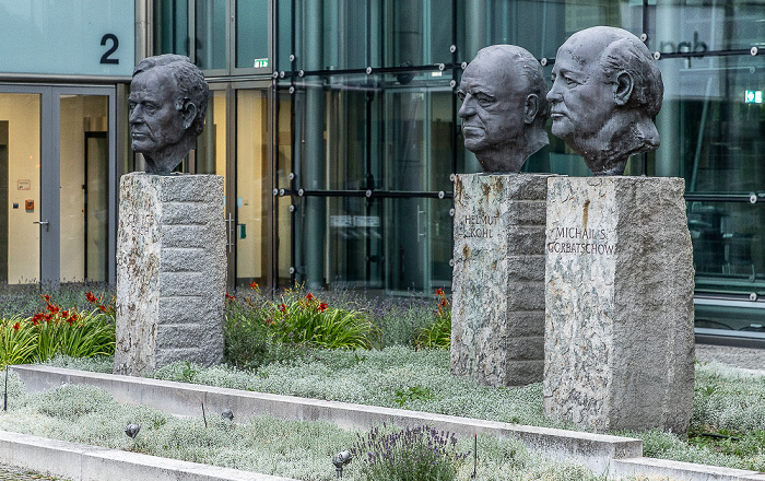 Rudi-Dutschke-Straße: Denkmal Väter der Einheit George Bush, Helmut Kohl und Michail S. Gorbatschow Berlin