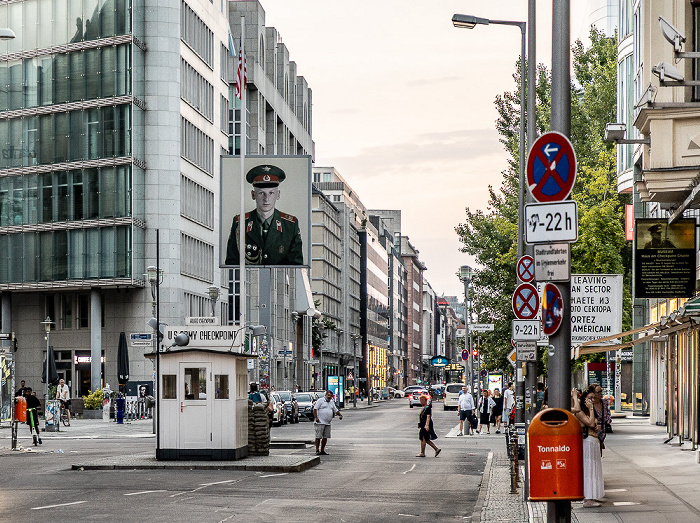 Friedrichstraße: Checkpoint Charlie Berlin