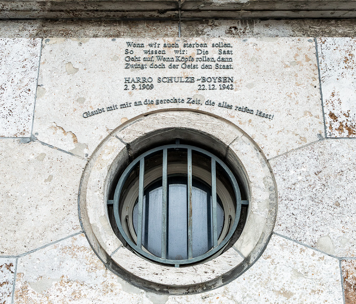 Niederkirchnerstraße: Bundesministerium der Finanzen mit Inschrift zu Ehren von Harro Schulze-Boysen Berlin