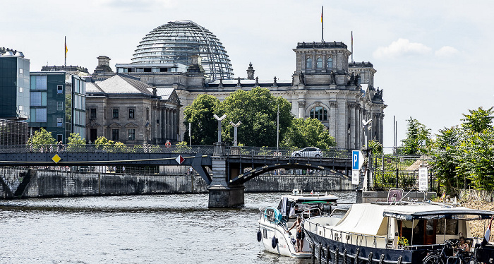 Spree mit der Marschallbrücke, dahinter das Reichstagufer mit dem Reichstagspräsidentenpalais und dem Reichstagsgebäude Berlin