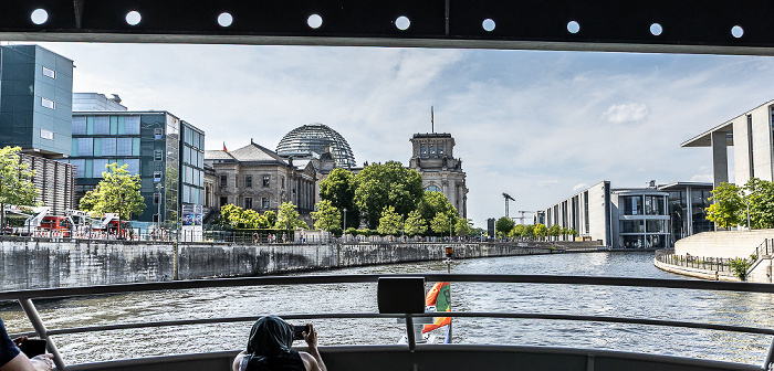 Links das Reichstagufer mit dem Reichstagspräsidentenpalais und dem Reichstagsgebäude, Spree Berlin