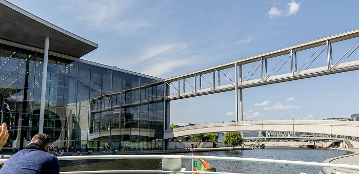 Paul-Löbe-Haus, Spree mit dem Marie-Elisabeth-Lüders-Steg Berlin