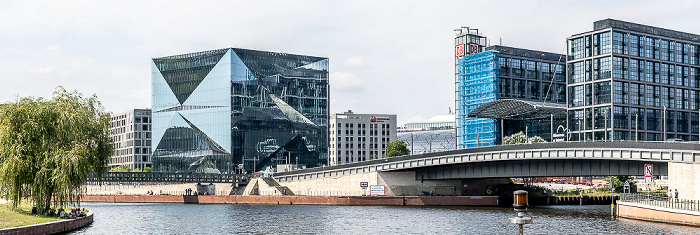 Spree, v.l. Spreebogenpark, Cube Berlin, Hugo-Preuß-Brücke, Hauptbahnhof Berlin