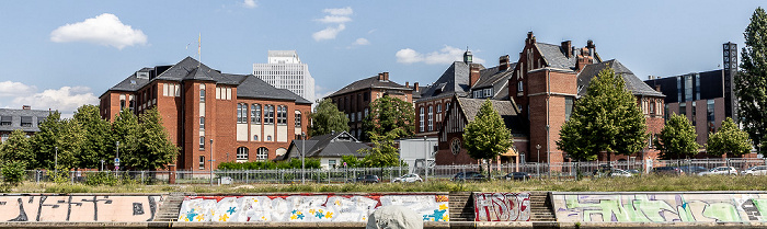 Humboldthafen, Alexanderufer, Campus Charité Mitte mit dem Berliner Medizinhistorischen Museum der Charité (links) und dem Institut für Pathologie (Sektionsgebäude) Berlin