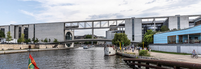 Spree, Marie-Elisabeth-Lüders-Steg zwischen Marie-Elisabeth-Lüders-Haus (links) und Paul-Löbe-Haus Berlin