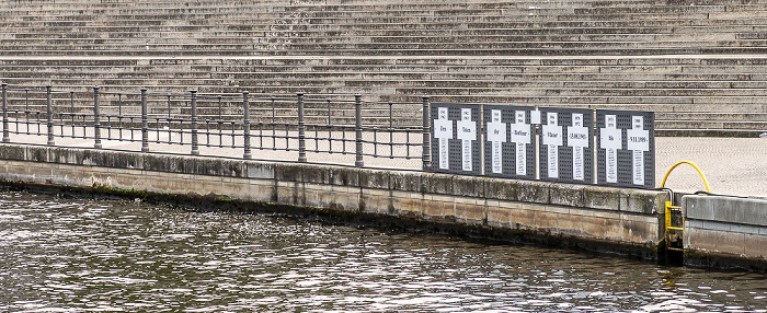 Spree, Reichstagufer mit Gedenkort Weiße Kreuze Berlin